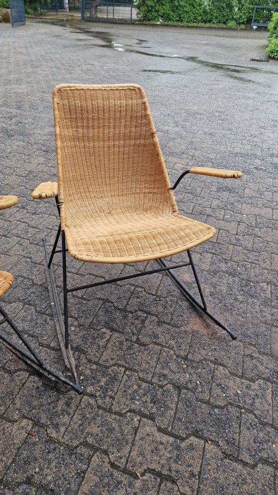 Tavolo e sedie a dondolo vintage in rattan e vimini, stile metà secolo, anni '50. – Wicker (photo 4 of 12)