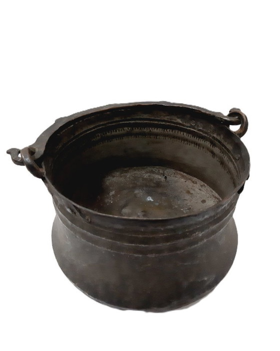Image 1 of Antiguo caldero primitivo de cobre, grande, martillado a mano, estañado