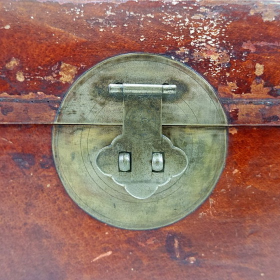 Image 1 of  Malle chinoise en cuir laqué rouge du début du XXe siècle