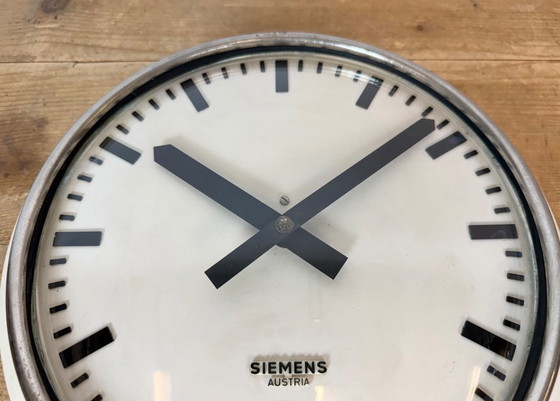 Orologio da parete industriale beige di fabbrica Siemens Austria, anni '60 – Vetro, Ferro (photo 11 of 17)