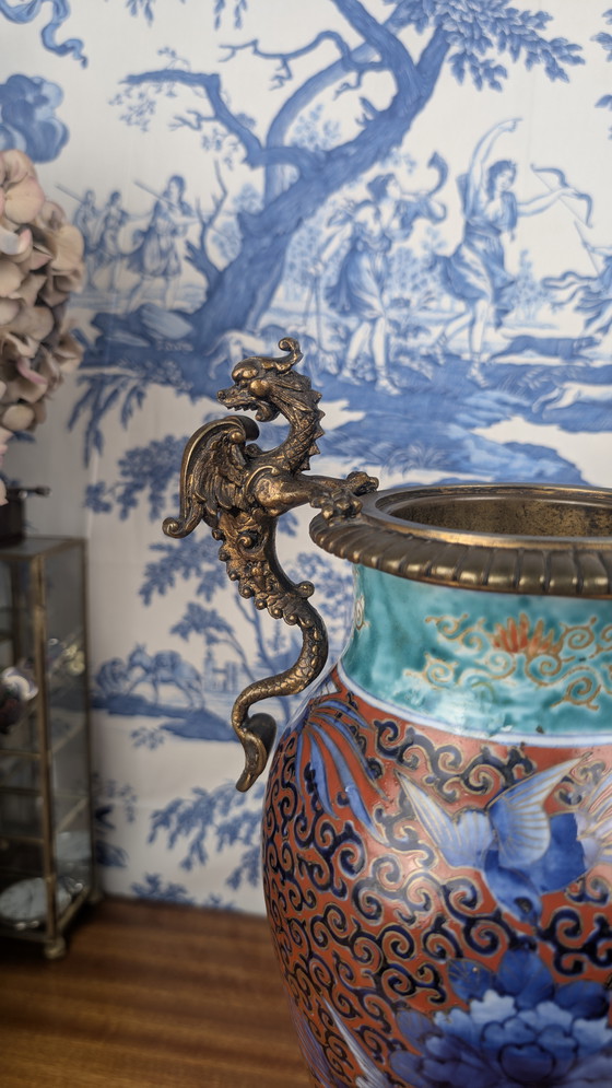 Image 1 of Jarrón balaustre japonés Hichozan Shinpo Porcelana de Arita y bronce Periodo Edo tardío (1830-1850)