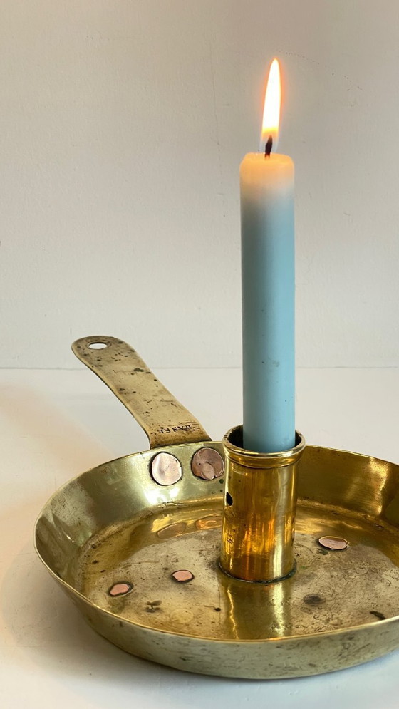 Image 1 of Antiker, niedriger Kerzenleuchter aus massivem Messing
