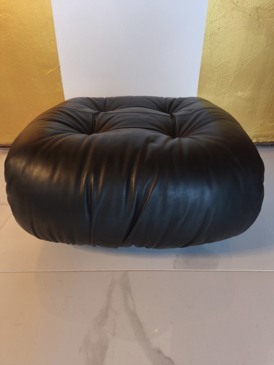 Pouf ottoman Cassina Soriana en cuir noir, années 70 – Sofas, Leather (photo 9 of 11)