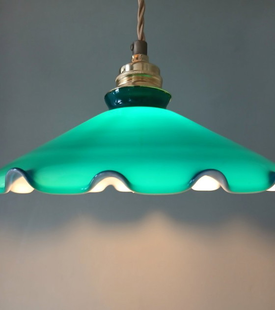 Image 1 of vintage groene opaline glazen hanglamp. Antieke plafondlamp in diep-groene kleur. 