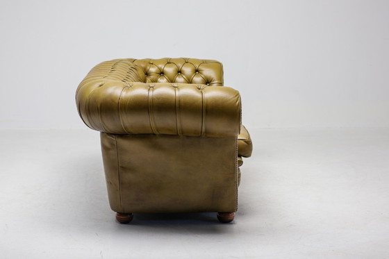 Image 1 of Vintage Chesterfield bank uit het midden van de 20e eeuw, gemaakt van zeegroen leer.
