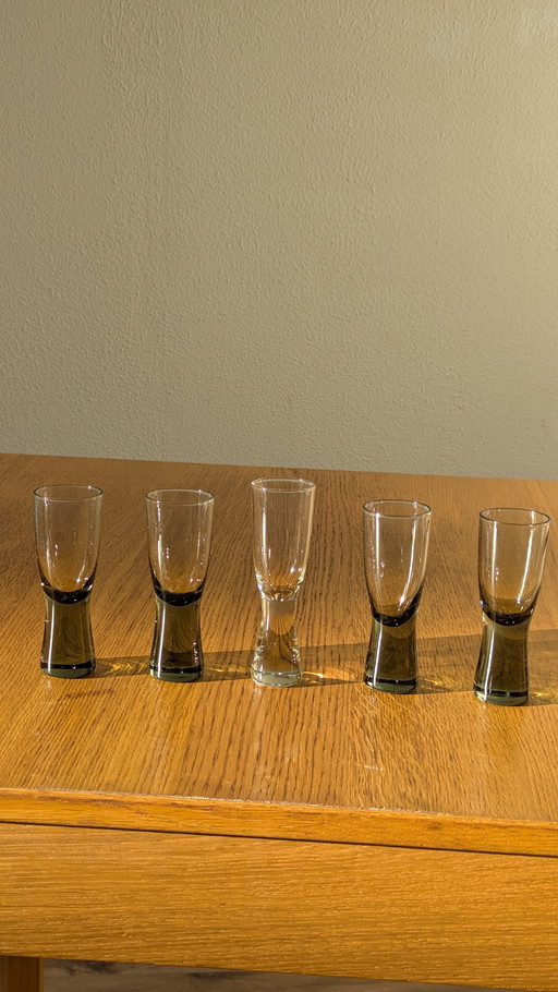 Set aus 4 rauchgrauen Vintage-Gläsern von Holmegaard + 1 Ulla Uno Westerberg
