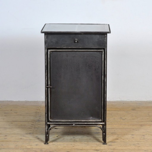 Mesita de noche de hierro pulido, década de 1910