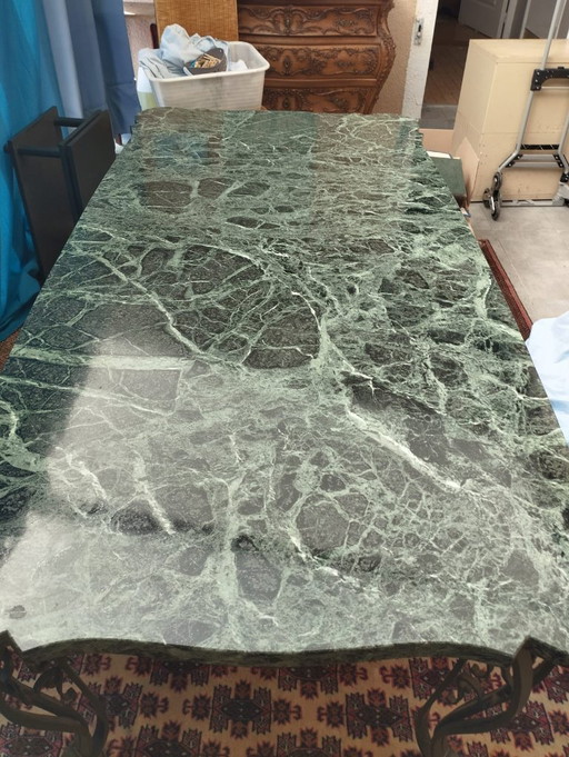 Marmeren en smeedijzeren eettafel