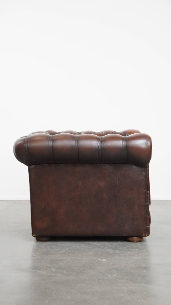 Image 1 of Donkerbruine Engelse rundleren chesterfield fauteuil met siernagels