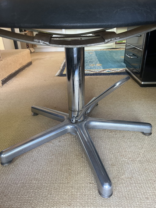 Leather office chair/old hairdressing training