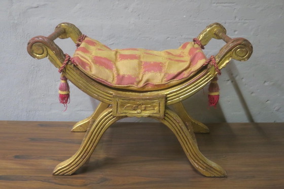 Antico sgabello curule cruciforme italiano in legno dorato e gesso, Sgabelli, Tessile, Klassiek (foto 2 di 7)