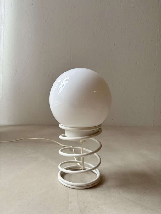 Minimalistische spiraal tafellamp jaren 80 met melkglas kap
