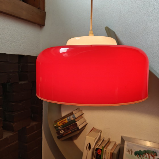 Image 1 of Lampada a sospensione vintage italiana in vetro opalino rosso – design futuristico, anni '70
