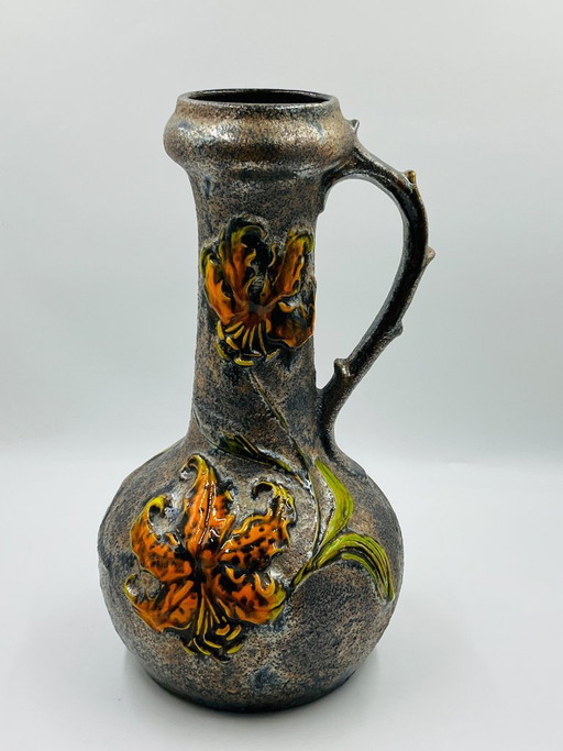 Grande vaso vintage con rilievi floreali.