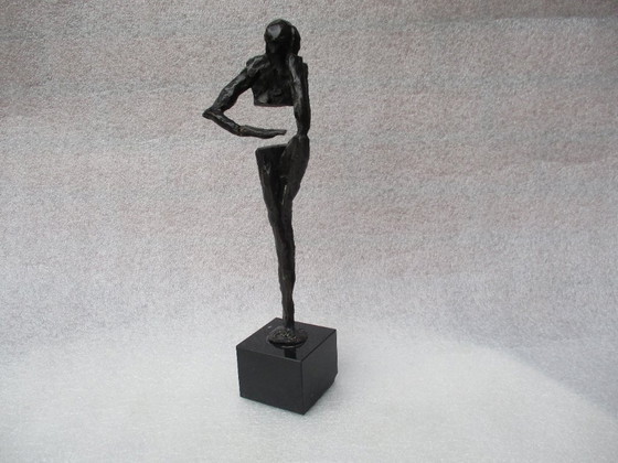 Image 1 of Scultura in bronzo di Klaas van den Berg: la vita impara.