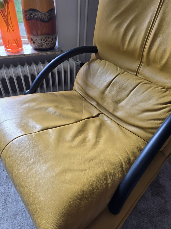 Image 1 of Fauteuil pivotant Rolf Benz jaune ocre