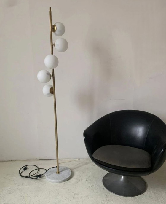 Image 1 of Lampada da terra vintage in ottone e vetro opalino