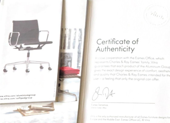 Image 1 of Vitra eames bureaustoel EA118