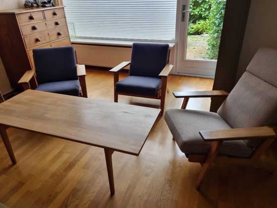 3 Sillones Hans Wegner y Mesa de Centro Tuck – Wool (photo 2 of 16)