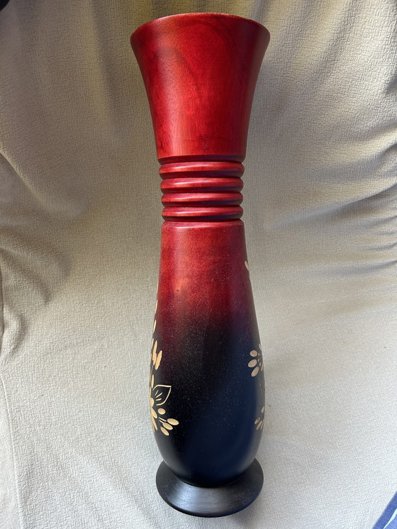 Image 1 of un vaso decorativo in legno di mango intagliato