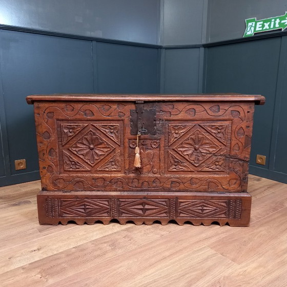 Image 1 of coffre en bois de châtaignier du XVIIIe siècle