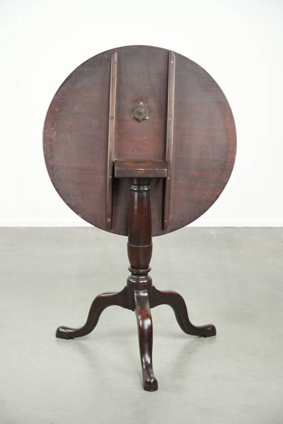 Image 1 of Ronde antieke Engelse tilt top table/ bijzettafel uit begin 19e eeuw met een prachtig patina