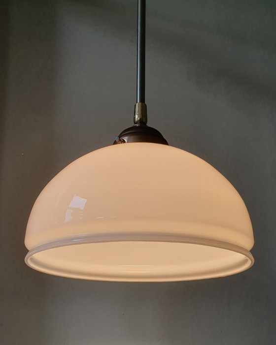 Image 1 of Lampada a sospensione vintage - vetro opalino bianco in forma decorativa