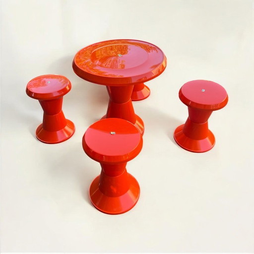 Mobilier d'extérieur d'Analit Osijek, une table Tulip et 4 tabourets Tulip