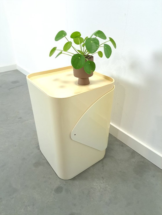 Image 1 of Cestino portaoggetti in plastica di design, portabiancheria Kartell, Anna Castelli Italia