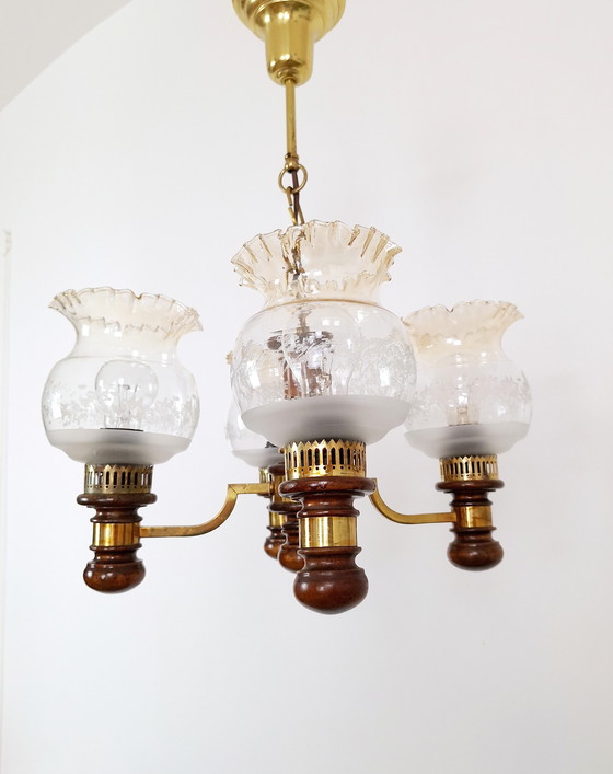Image 1 of Lustre Vintage en bois et laiton avec quatre bras, abat-jour décoratifs en verre, élégante suspension pour le salon