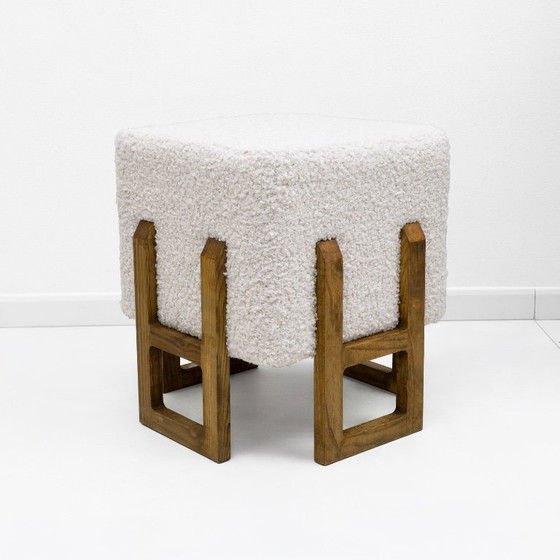 Image 1 of Een paar Italiaanse modernistische krukjes van essenhout, bekleed met witte boucléstof.