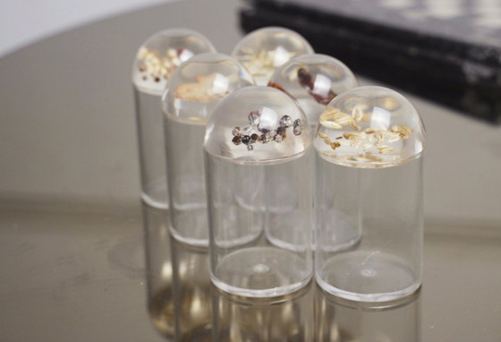 Image 1 of Lot de 6 pots à épices cylindriques en résine plexiglas français / Épices et herbes conservées, décoration de cuisine vintage