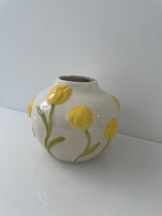 Image 1 of Handbemalte Vase mit Tulpenrelief