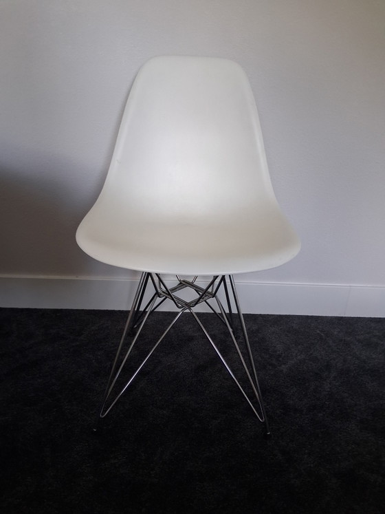 Image 1 of 8 chaises de salle à manger Vitra Eames