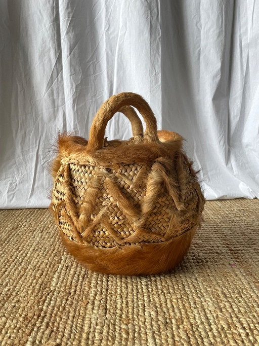 Antieke handgeweven mand met handvatten van natuurlijke vezels.