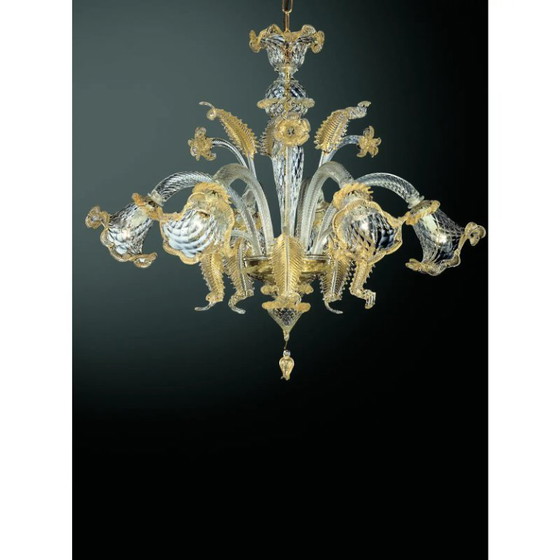 Image 1 of Lámpara de araña de lujo veneciana con diseño floral y detalles en pan de oro de Murano — Soplada a mano