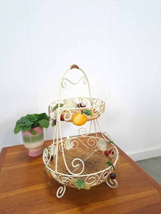 Image 1 of Alzata francese a più livelli in metallo bianco, cesto di frutta