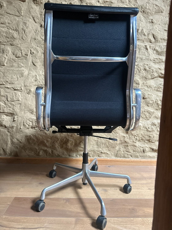 Sedia Vitra Eames Soft Pad in pelle nera (EA219) Prodotta in Norvegia, Sedie da ufficio, Alluminio, Nero (foto 4 di 8)