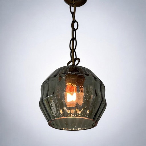 Lámpara colgante retro de los años 70 en cristal ahumado acanalado y cadena de latón