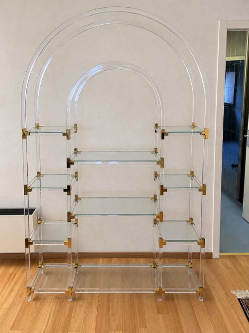 Estantería Hollywood Regency atribuida a Charles Hollis Jones, c. 1970 – vitrinekasten, Brass, Plexiglass