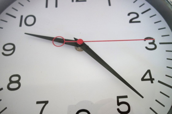 Image 1 of Horloge murale rouge en métal vintage