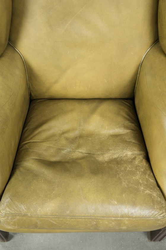 Image 1 of Fauteuil à oreilles ancien et élégant en cuir de vachette vert, de style classique de maison de campagne anglaise.