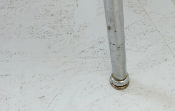 Image 1 of Mesa de centro de tres patas de los años 50 con tablero de formica y patas cromadas inclinadas.