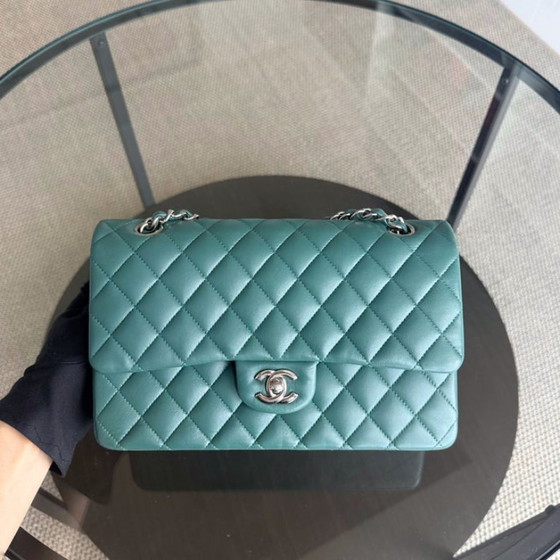 Image 1 of Bolso Chanel Classic Flap mediano - 25 cm, piel de cordero acolchada, verde oliva, azul, herrajes plateados, Serie 26