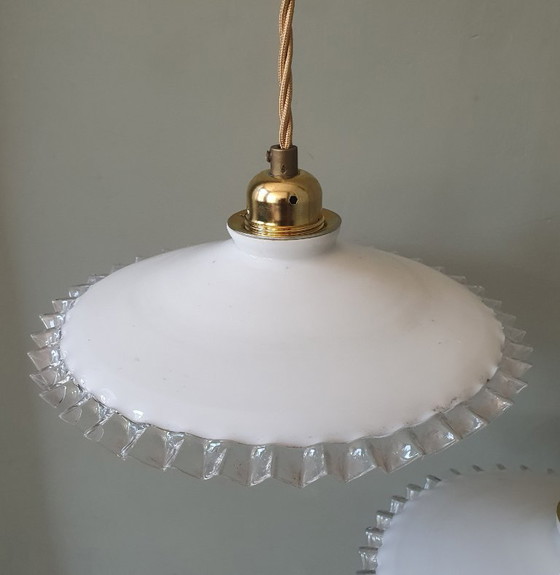 Set di Lampade a sospensione Vintage in Vetro Opalino Bianco. Modello 'Pie crust' – Metallo (photo 21 of 21)