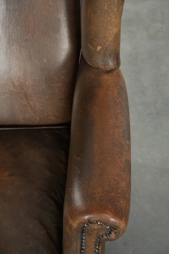 Image 1 of Grote karaktervolle schapenleren oorfauteuil met mooie warme kleuren en een prachtig patina in Engelse stijl