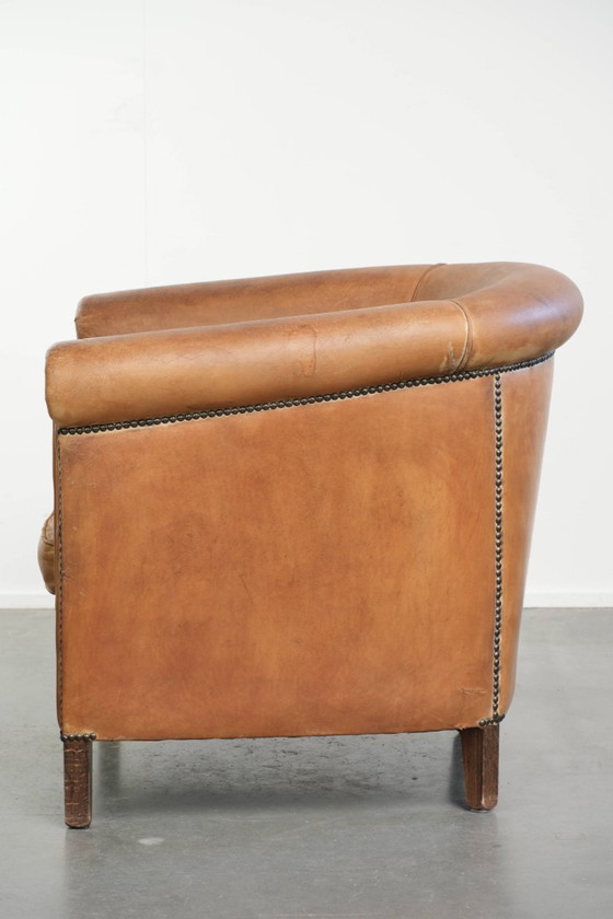 Heerlijke vintage schapenleren clubfauteuil in een mooie lichte cognac kleur met een prachtig patina en een (photo 5 of 14)