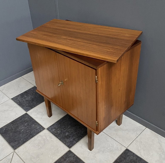 Image 1 of La parte superiore del giradischi/mobile audio può ruotare negli anni '60