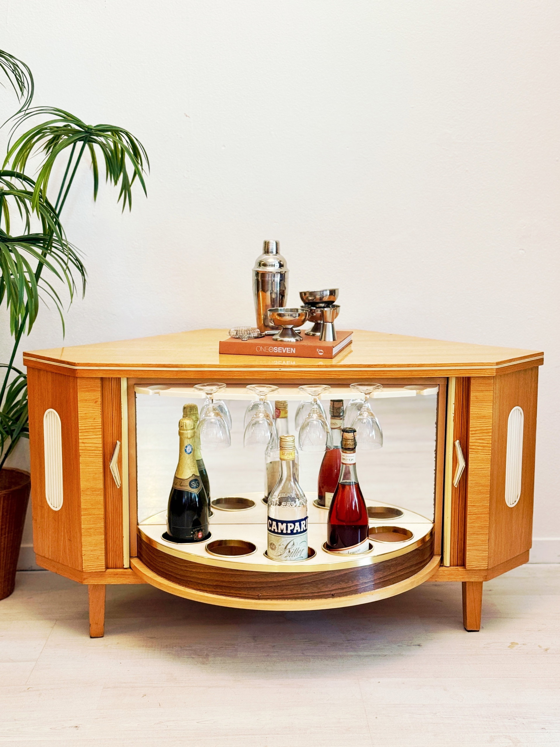Vintage 'speakeasy' bar cabinet 1950s/60s | €1,250 | Whoppah