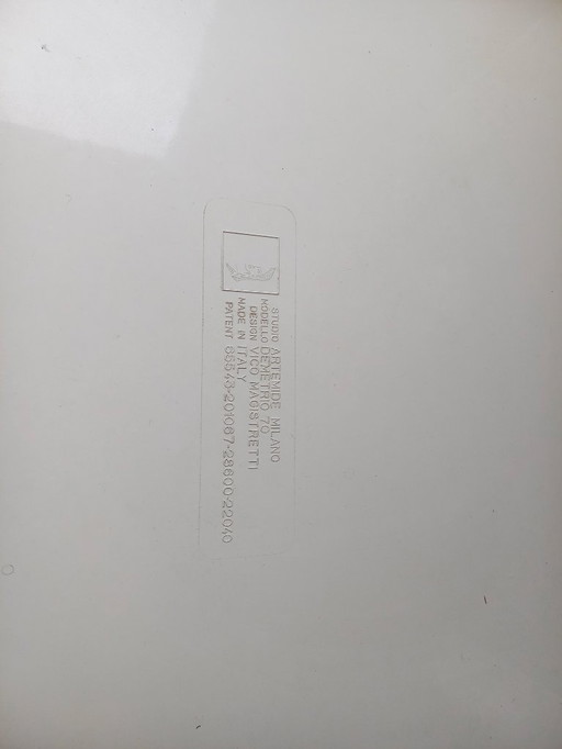Table basse carrée vintage des années 60, très beau design italien de Vico Magistretti pour l’éditeur Studio Artemide Milano